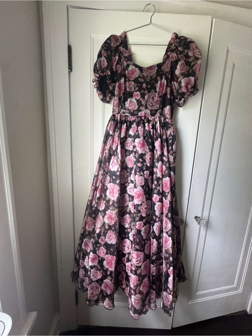 Ivy City Co Pink Rose Puff-Sleeve Midi Dress on Black
